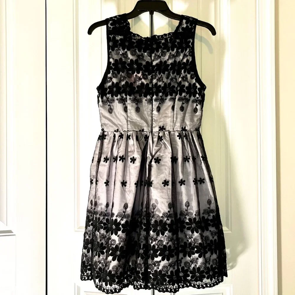 Moon Collection Black Daisy Embroidered Overlay Mini Dress (M) New With Tag - Picture 3 of 8
